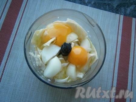Добавить очищенный и разрезанный на 4 части репчатый лук, вбить яйца.
