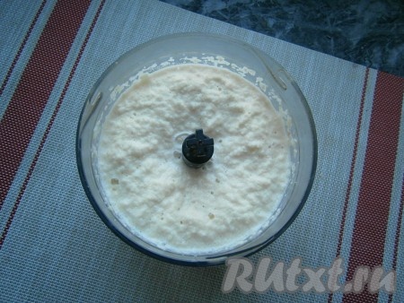 Капусту с луком и яйцами измельчить блендером до состояния кашицы.
