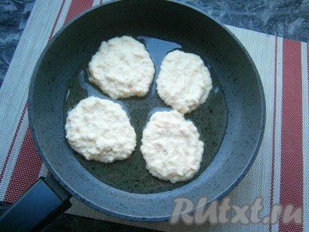 Сковороду разогреть с растительным маслом, выкладывать капустное тесто ложкой в виде оладий.
