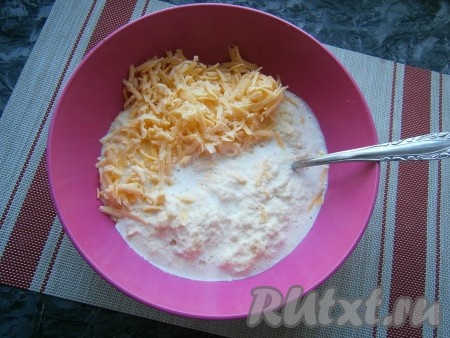 Переложить массу в миску, влить молоко (или сливки), добавить твёрдый сыр, натёртый на крупной тёрке.
