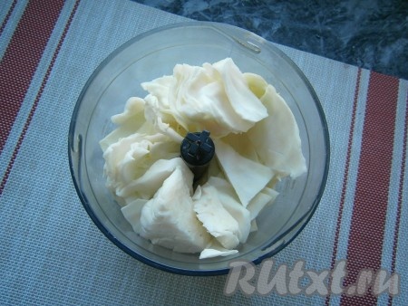 Сырую капусту нарезать кусками и поместить в чашу блендера.
