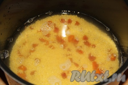 Влить воду комнатной температуры в чашу, закрыть крышку мультиварки и выставить режим "Молочная каша" на 35 минут.
