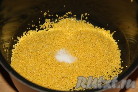 Высыпать промытое пшено в чашу мультиварки, добавить соль.
