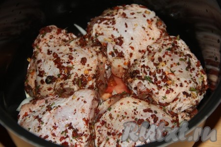 Поверх овощей в чашу мультиварки выложить куриные бёдра.
