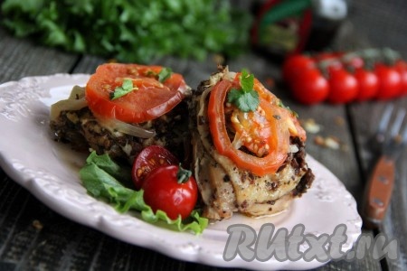 Подать сочные и вкусные куриные бёдра, тушёные с овощами в мультиварке, к столу в горячем виде. Вот так просто, приложив минимум усилий, можно приготовить замечательное блюдо для всей семьи!
