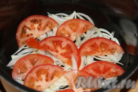 Затем выложить половину нарезанных помидоров.
