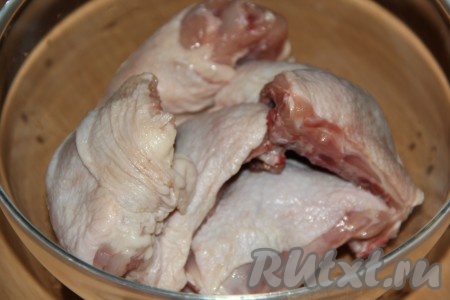 Промыть куриные бёдра водой, а затем хорошо обсушить бумажным полотенцем.
