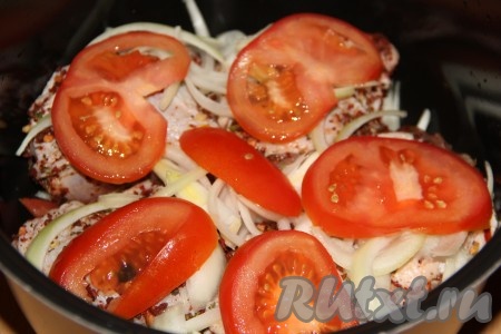 Затем выложить оставшиеся помидоры.
