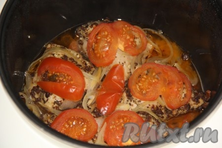 Закрыть крышку мультиварки, выставить режим "Тушение" на 55 минут, готовить куриные бёдра с овощами до звукового сигнала.
