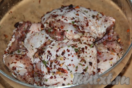 Куриные бёдра тщательно натереть со всех сторон специями и оставить мариноваться на пару часов (лучше оставить мариноваться в холодильнике на ночь).
