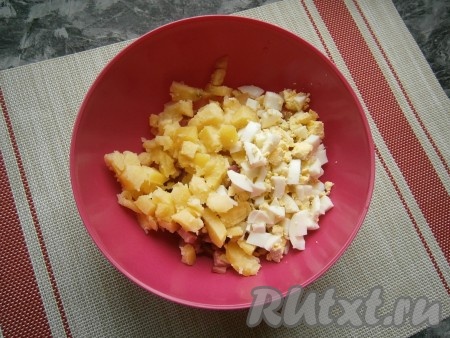 Сюда же выложить варёный картофель,&nbsp;нарезанный кубиками, и рубленные варёные яйца.

