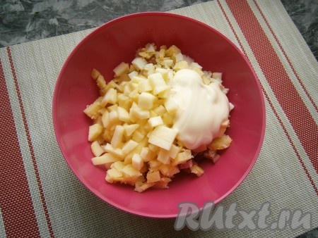 Очистить яблоко от кожуры и семян, а затем нарезать его кубиками, сбрызнуть лимонным соком и добавить вместе с майонезом в салат из копчёной колбасы, ананасов, картофеля и яиц.
