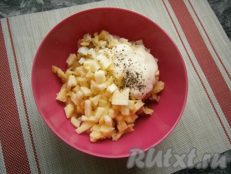 Салат посолить и поперчить.