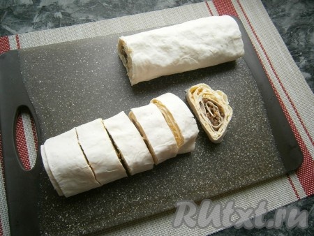 Рулет из лаваша с грибами и сыром поместить в целлофановый пакет и отправить в холодильник на 1 час. По прошествии времени его можно будет нарезать на части.
