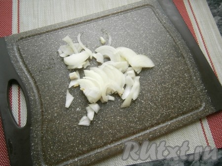 Очистить и нарезать тонкими полукольцами (или четвертинами) репчатый лук.
