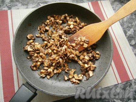 Обжаривать грибы с луком на среднем огне, периодически помешивая, до готовности (около 5 минут).
