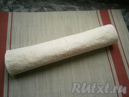 И далее полностью свернуть лаваш в рулет.
