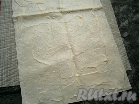 Грибы остудить, а лаваш полностью смазать слоем майонеза.
