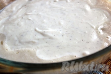 Залить картофельную запеканку с мясными шариками соусом бешамель, поставить форму в теплую духовку в начале разогрева и запекать около получаса при 200 градусах.
