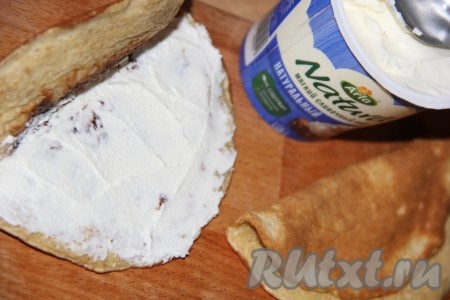 Одну половинку блина смазать творожным (или плавленым) сыром.
