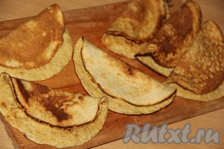 Каждый готовый горячий овсяноблин перекладывать со сковороды на тарелку и сразу складывать пополам. 
