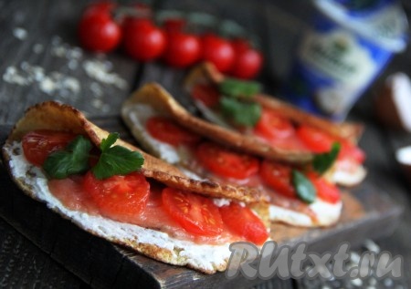 Вкусные и сытные овсяноблины, приготовленные с начинкой из сыра и красной рыбы, подать к столу.
