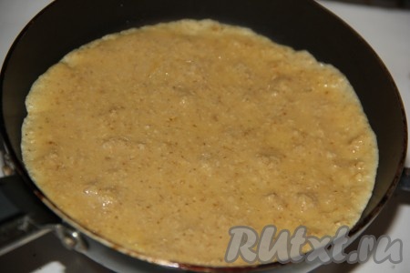 Я выпекала блины на сковороде диаметром 12 см. Можно испечь один блин размером 26-28 см. Сковороду слегка смазать растительным маслом, разогреть и влить тесто (если будете выпекать несколько блинчиков из указанного количества ингредиентов, как это сделала я, влейте на сковороду часть теста и равномерно распределите его).
