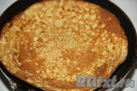 Выпекать овсяноблин на среднем огне до золотистого цвета с двух сторон. Аналогично приготовить все овсяноблинчики. У меня получилось 6 блинов размером 12 см.
