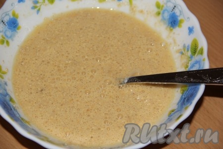 Перемешать тесто, оно получится не густым.
