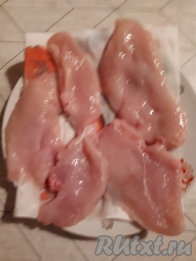 Куриную грудку вымыть, разрезать на порционные куски.