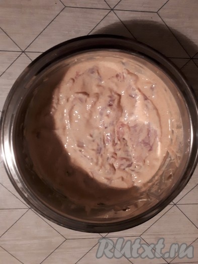 Кусочки куриной грудки выложить в маринад, хорошо перемешать, чтобы мясо было покрыто маринадом со всех сторон. Оставить мариноваться на 30 минут (или более, если есть время).
