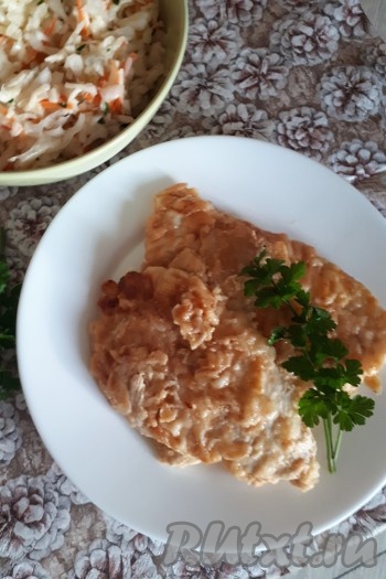 Аппетитные, вкусные отбивные из куриной грудки в йогурте готовы. Подаём в горячем виде с гарниром по своему желанию и свежими овощами.
