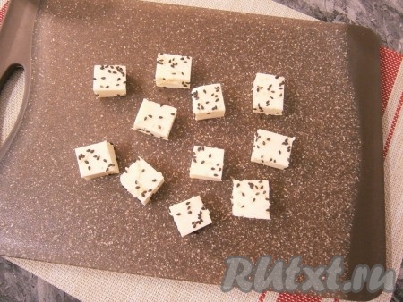 Выложить кубики сыра на досочку.