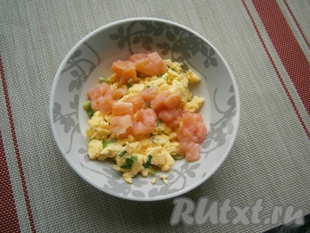 Дать омлету остыть. К омлету, по желанию, можно добавить нарезанное небольшими кусочками филе любой красной рыбы слабого соления, перемешать. Можно, конечно, к омлету и ничего не добавлять.
