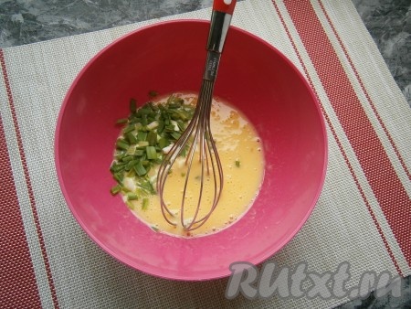 Взбить яичную массу до однородности венчиком, добавить измельчённый зелёный лук, снова перемешать венчиком.
