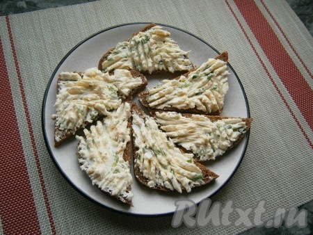 Сырной намазкой смазать ломтики хлеба.
