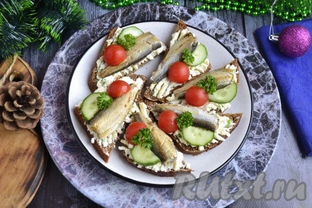 Красивые и невероятно вкусные бутерброды со шпротами и плавленным сыром подать к праздничному столу. Вот так просто и быстро можно приготовить замечательную закуску, которая точно понравится многим!