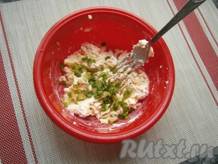 Размять вилкой сыр с маслом, добавить измельчённый зелёный лук, немного соли и чёрный молотый перец, хорошенько перемешать и сырная намазка для бутербродов готова.
