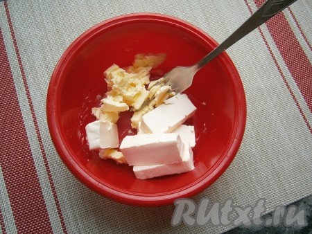 Сливочное масло предварительно достать из холодильника, чтобы оно размягчилось. Плавленный сыр, нарезанный на кусочки, добавить к размягчённому сливочному маслу.
