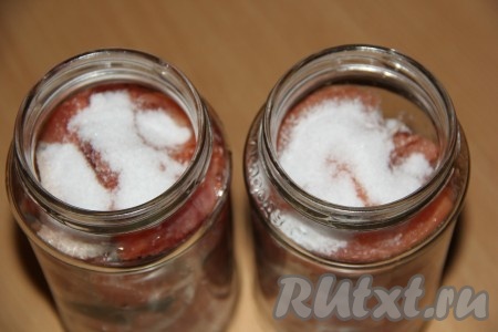 Сверху в каждую банку выложить соль (1 чайная ложка соли с верхом в каждую баночку).
