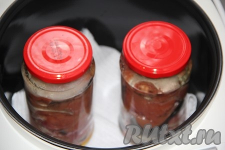 На ткань в чашу мультиварки поставить банки с горбушей, прикрытые чистыми крышками.
