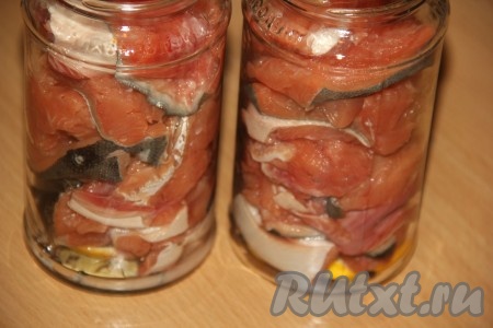 Затем плотно выложить кусочки горбуши. Нужно заполнять банку рыбой, не доходя, примерно, 2 см до плечиков баночки.
