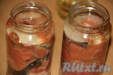 Затем влить по 50 мл растительного масла в каждую банку.
