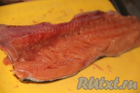 Горбушу разморозить при комнатной температуре (если она замороженная), промыть. Затем разрезать рыбу по хребту и удалить основную кость (хребет). Шкурку с рыбы снимать не надо и мелкие косточки тоже оставляем.
