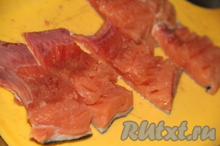 Нарезать рыбку на кусочки шириной 4-5 см.
