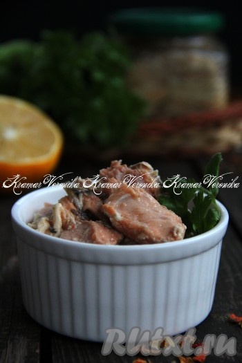 Не удержались и сразу открыли одну баночку на пробу. Консервы получились просто пальчики оближешь! От нескольких кусочков красивой, аппетитной и очень вкусной горбуши отказаться очень сложно!
