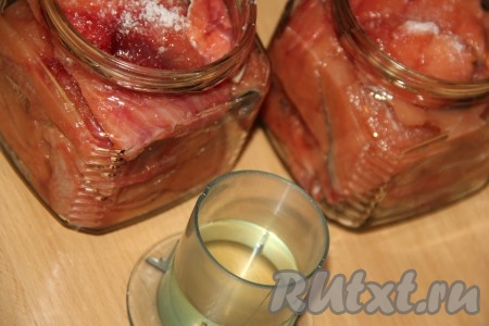 Таким образом заполнить банки, не доходя до плечиков, примерно, 2-3 см.
