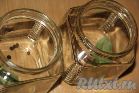 На дно чистых банок выложить перец горошком и лавровый лист.
