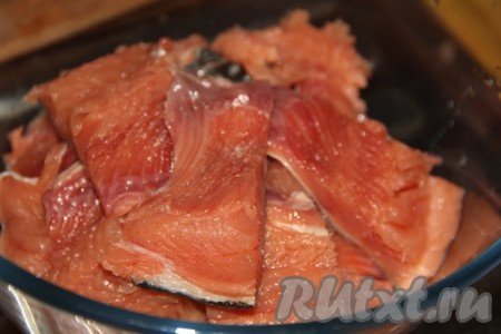 Горбушу предварительно разморозить при комнатной температуре, промыть, удалить внутренности (если есть) и хорошо очистить внутреннюю часть рыбы. Затем разрезать по хребту и удалить основную кость, разделав рыбу на филе. Нарезать филе на кусочки шириной, примерно, 4-5 см.
