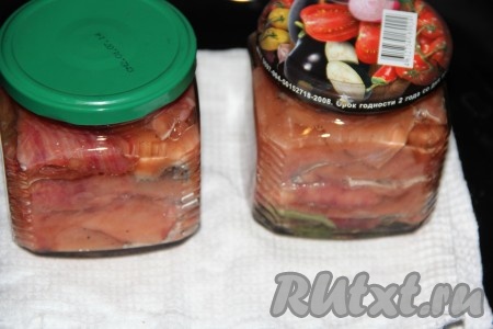 Противень застелить хлопчатобумажным полотенцем (или кусочком ткани). Банки прикрыть чистыми крышками и выставить на застеленный противень.
